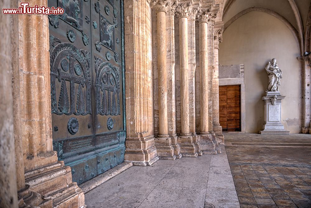 Immagine Particolare del portale d'ingresso dell'Abbazia Cistercense di Casamari nel Lazio