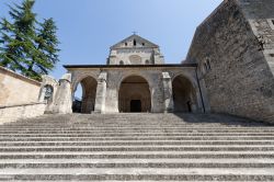 La scalinata che conduce alla basilica cistercense della Abbazia di Casamari in provincia di Frosinone (Lazio)