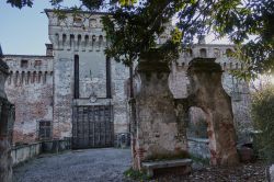 Il maniero di Padernello, castello medievale nel comune di Borgo San Giacomo. In primo piano il Rivellino - © spetenfia / Shutterstock.com
