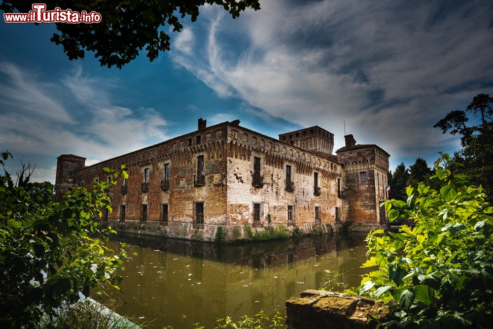 Immagine Vista spettacolare del fossato e del Castello di Padernello nel bresciano