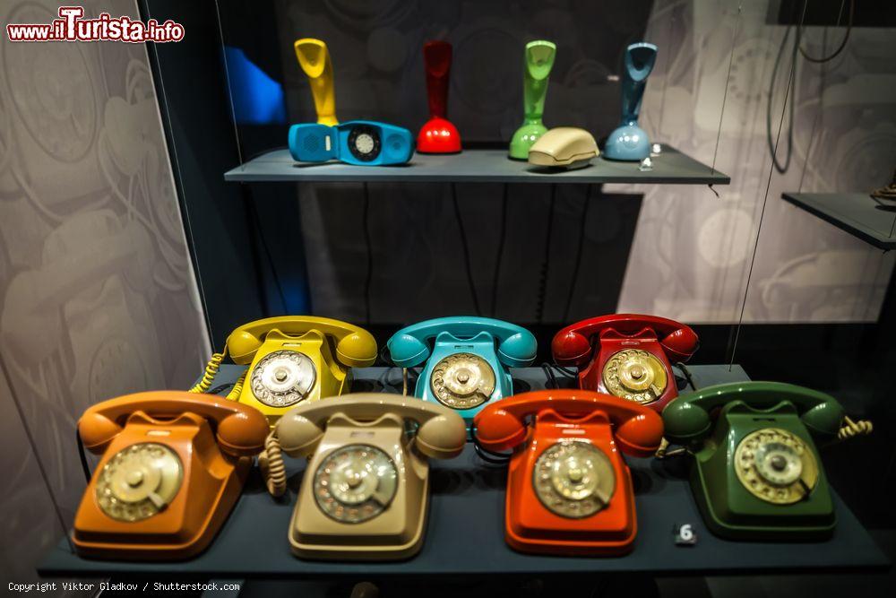Immagine Telefoni vintage esposti al Museo della Scienza e della Tecnica di Milano - © Viktor Gladkov / Shutterstock.com
