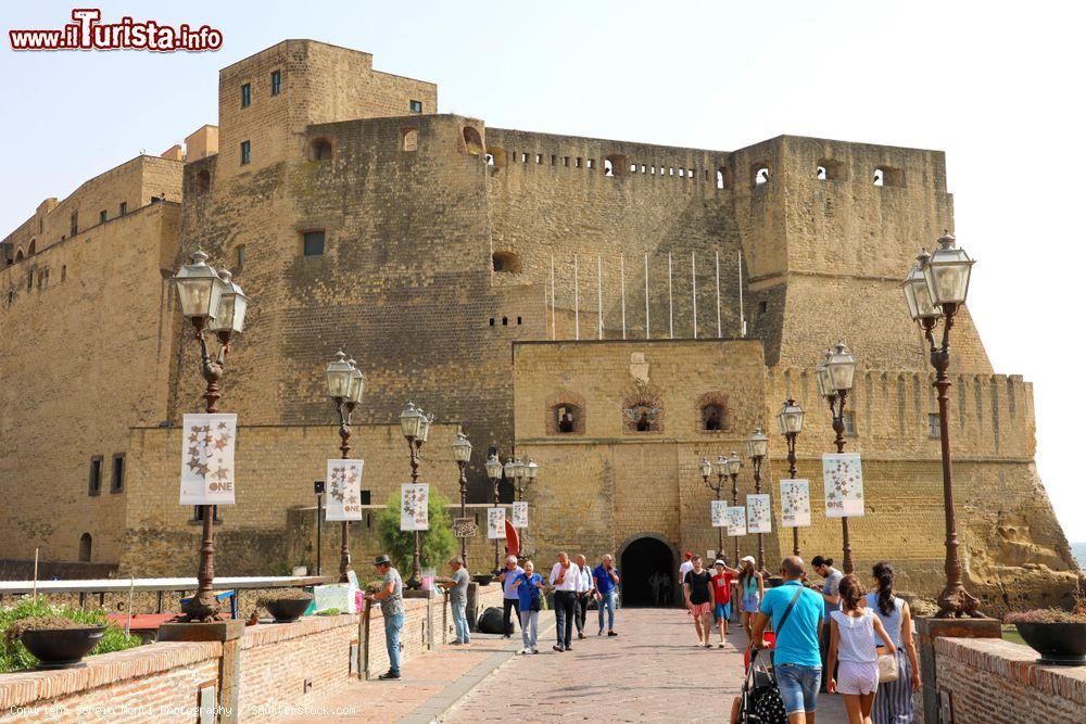 Immagine Turisti si dirigono all'ingresso di Castel dell'Ovo a Napoli - © Sergio Monti Photography / Shutterstock.com