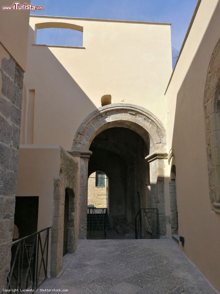 Immagine Un vicolo dentro al complesso di Castel dell'Ovo a Napoli - © Lucamato / Shutterstock.com