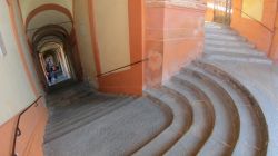 Gli scalini della salita del portico di 666 arcate che conduce a San Luca dal centro di Bologna - © Benny Marty / Shutterstock.com