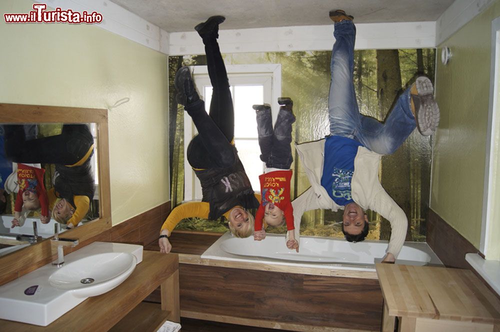 Immagine A terfens le famiglie si divertono dentro la Casa Capovolta, la Haus Steht Kopf del Tirolo in Austria - ©  sito ufficiale