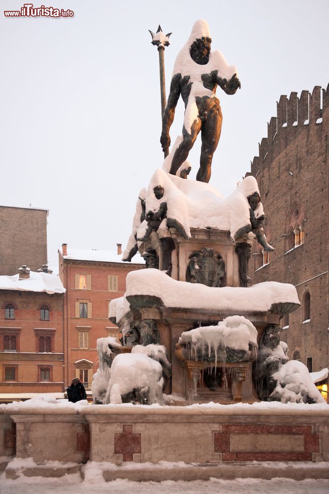 Immagine La Fontana del Nettuno di Bologna durante il gelido inverno 2012 in Emilia-Romagna