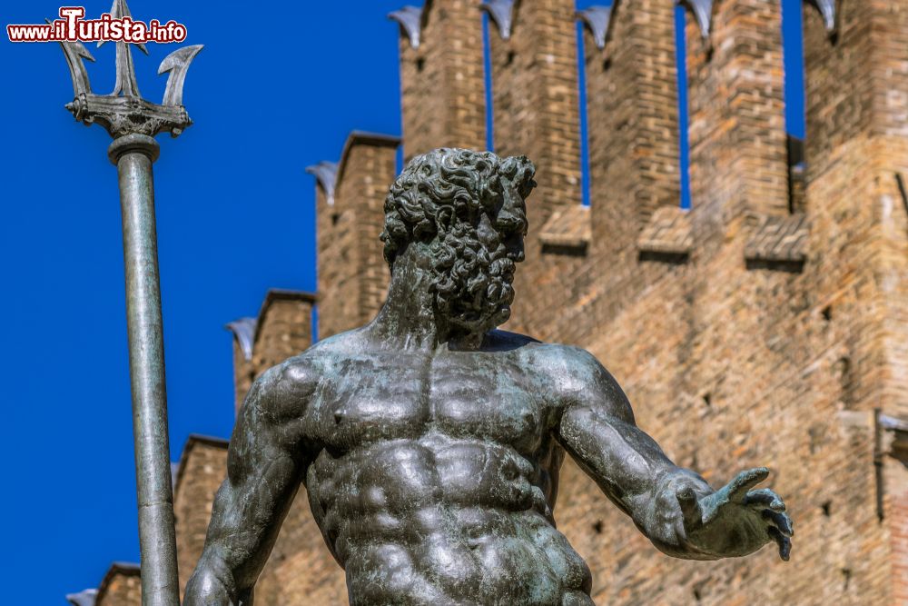 Immagine Particolare del Nettuno di Bologna. La statua si trova a fianco di Palazzo Re Enzo, il tridente è diventato il simbolo della Maserati.
