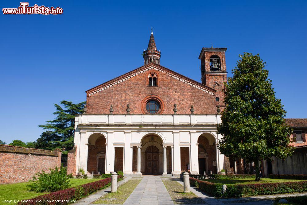 Immagine Ingresso dell'Abbazia di Chiaravalle, monastero dei monaci Cistercensi a Milano - © Fabio Diena / Shutterstock.com