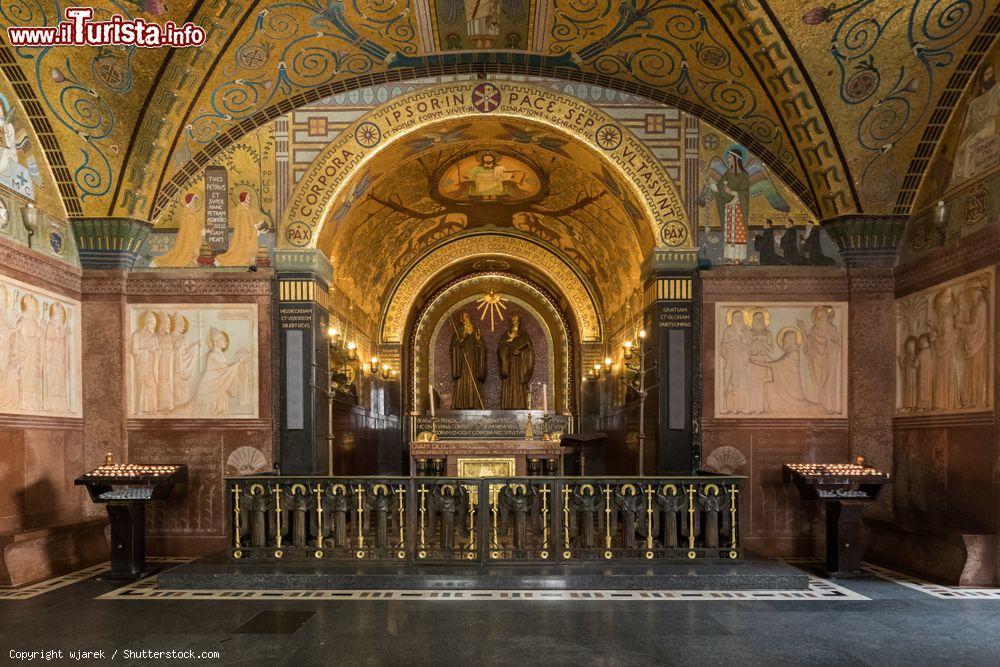 Immagine La cripta dentro la Basilica di Montecassino nel Lazio, importante complesso religioso dei monaci benedettini - © wjarek / Shutterstock.com