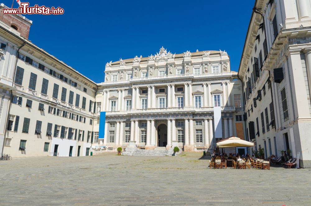 Immagine Il Palazzo Ducale di Genova, la facciata di Piazza Giacomo Matteotti nel centro storico cittadino