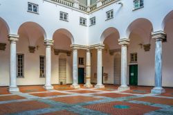 La coorte principale dentro a Palazzo Ducale di Genova in Liguria - © trabantos / Shutterstock.com