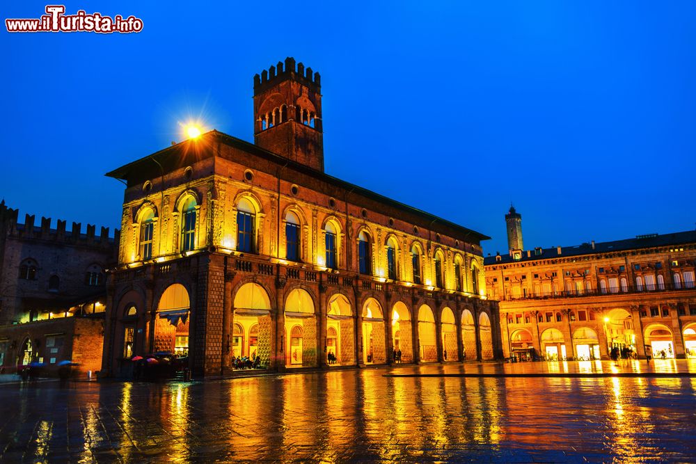 Immagine Vista serale di Palazzo Re Enzo, Immerso nella magica atmosfera del centro antico di Bologna, in piazza Nettuno 1 (a pochi passi da piazza Maggiore)