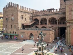 Al primo piano, attraversando un passaggio coperto si raggiunge il Salone del Podestà, anticamente aula di giustizia, poi teatro pubblico dal 1581 al 1767 e infine campo ...