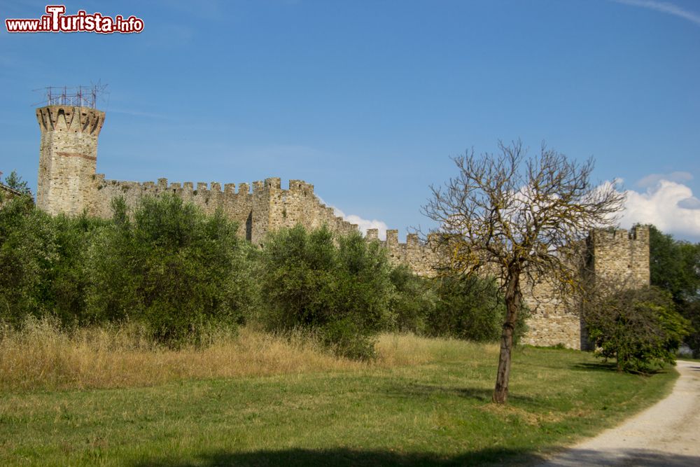 Immagine Castello Polvese domina la skyline dell'isola più grande del lago Trasimeno