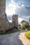 Passeggiata lungo le mura del Castello Polvese sul Lago Trasimeno