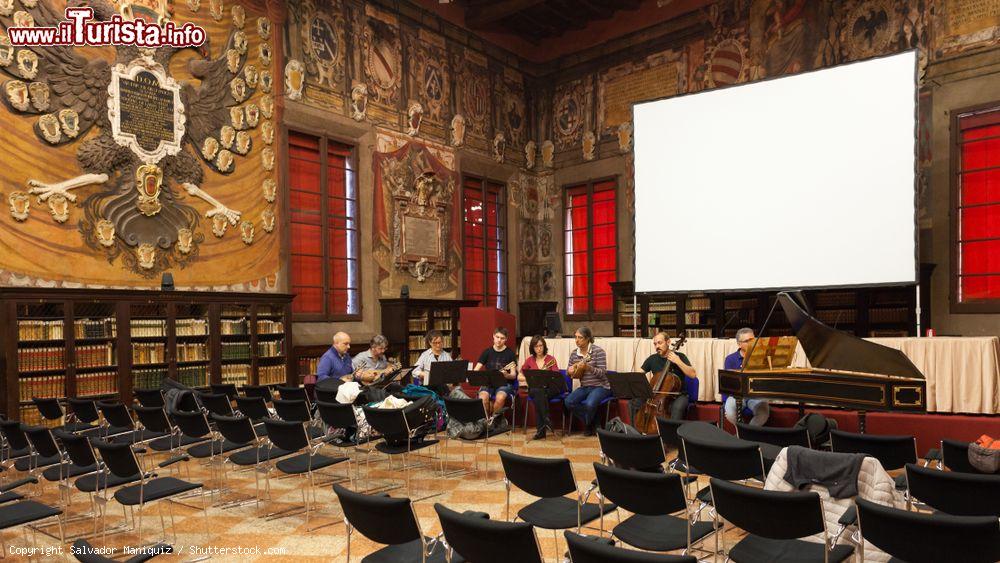 Immagine La stanza Stabat Mater si trova dentro alla Biblioteca comunale dell'Archiginnasio di Bologna - © Salvador Maniquiz / Shutterstock.com
