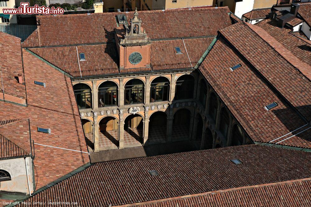 Immagine Vista aerea del chiostro del Palazzo dell'Archiginnasio di Bologna - © Paolo Certo / Shutterstock.com