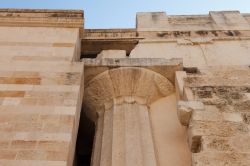 Una colonna dorica sul fianco del Duomo di Siracusa ci ricorda che la chiesaderiva dalle rovine di un antico tempio greco