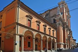 La Cattedrale di San Pietro a Bologna, fotografata da Via Indipendenza nel centro storico. - © claudio zaccherini / Shutterstock.com