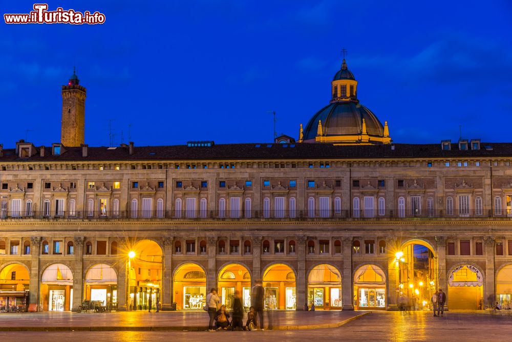 Immagine Le arcate di Palazzo dei Banchi in Piazza Maggiore, nel centro di Bologna