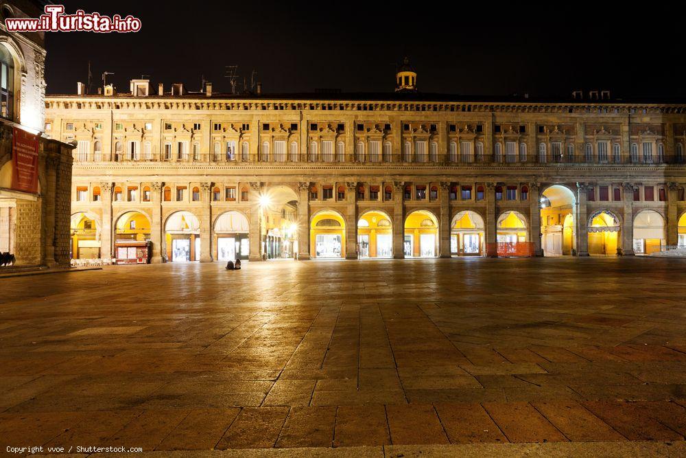 Immagine Piazza Maggiore by night; il lato antistante Palazzo dei Banchi a Bologna - © vvoe / Shutterstock.com