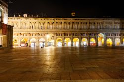 Piazza Maggiore by night; il lato antistante Palazzo dei Banchi a Bologna - © vvoe / Shutterstock.com