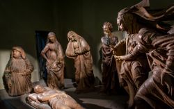 il compianto del Cristo morto di Niccolò dell'arca si trova dentro Santa Maria della vita a Bologna- © Davide Gandolfi / Shutterstock.com
