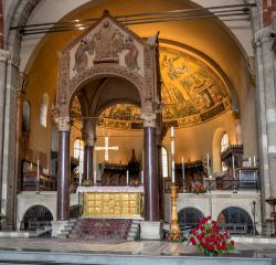 Dentro alla Chiesa di Sant'Ambrogio. vengono conservate anche le reliquie dei martiri San Gervasio e Protasio. - © Oleg Proskurin / Shutterstock.com