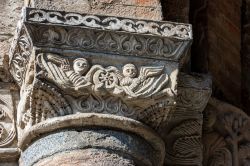 Particolare di un capitello nella anticha chiesa di Sant' Ambrogio a Milano