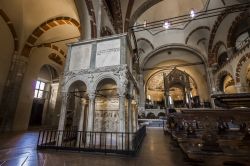 Un pulpito in marmo dentro alla Basilica di Sant'Ambrogio, l'antica chiesa di Milano - © Joaquin Ossorio Castillo / Shutterstock.com