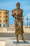 La statua in bronzo di Archimede presso i due ponti che conducono all'Isola di Ortigia a Siracusa - © Andrei Nekrassov / Shutterstock.com