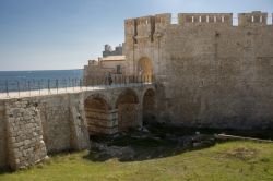 Ingresso del Castello di Maniace, la fortezza di Siracusa sull'isola di Ortigia - © Alessio Davide C Auditore / Shutterstock.com