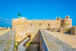 Passeggiata sulle mura del Castello di Maniace a Siracusa in Sicilia