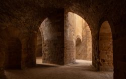 Tour nell'interno del Castello di Maniace a Siracusa, le solide pareti in pietra della fortezza