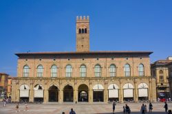 La maestosa facciata del Palazzo del Podestà sul lato nord di Piazza Maggiore a Bologna - © lindasky76 / Shutterstock.com