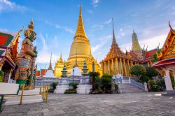 Il tempio antico di Wat Phra Kaew a Bangkok in ...