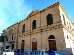 Esterno della Chiesa dei Cappuccini a Palermo. Fanno parte del complesso le celebri e macabre Catacombe Stendhal55 - Opera propria, CC BY-SA 4.0, Collegamento
