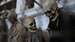 Una scena macabra tra i corridoi colmi di scheletri delle Catacombe dei Cappuccini a Palermo - © Stanislavskyi / Shutterstock.com