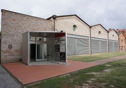 Ingresso al Museo per la memoria di Ustica a Bologna - © Fabio Di Francesco, CC BY-SA 4.0, Wikipedia