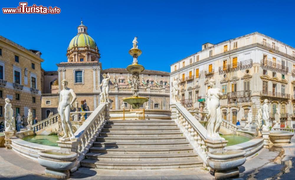 Immagine Piazza Pretoria a Palermo con la grande fontana rinascimentale