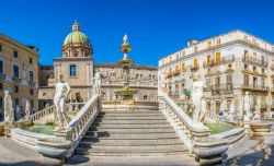 Piazza Pretoria a Palermo con la grande fontana rinascimentale