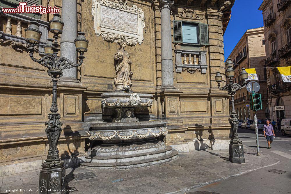 Immagine Una fontana in Piazza Quattro Canti in centro a Palermo - © Kiev.Victor / Shutterstock.com