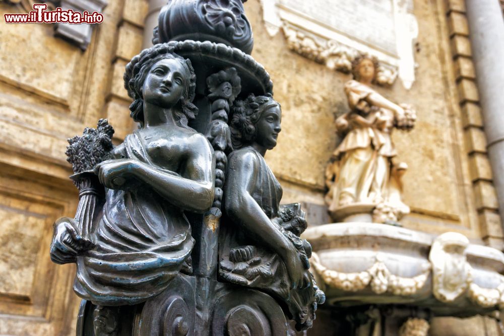 Immagine Una scultura bronzea in piazza Quattro Canti a Palermo