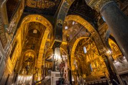 Il magico interno della Cappella Palatina di Palermo rivestito da preziosi mosaici - © javarman / Shutterstock.com