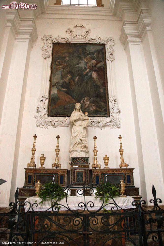 Immagine Un altare dentro la Cattedrale di Marsala dedicata a San Tommaso - © Valery Rokhin / Shutterstock.com