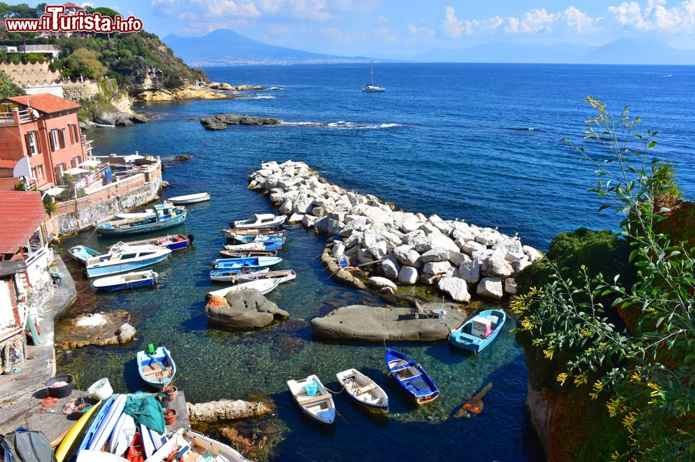 Immagine La Marina del borgo di Marechiaro, il piccolo porto di Napoli nel quartiere di Posillipo