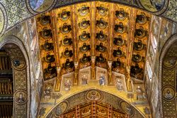Particolare di un soffitto a cassettoni dentro al Duomo di Monreale, la magnifica chiesa alle porte di Palermo - © Kiev.Victor / Shutterstock.com