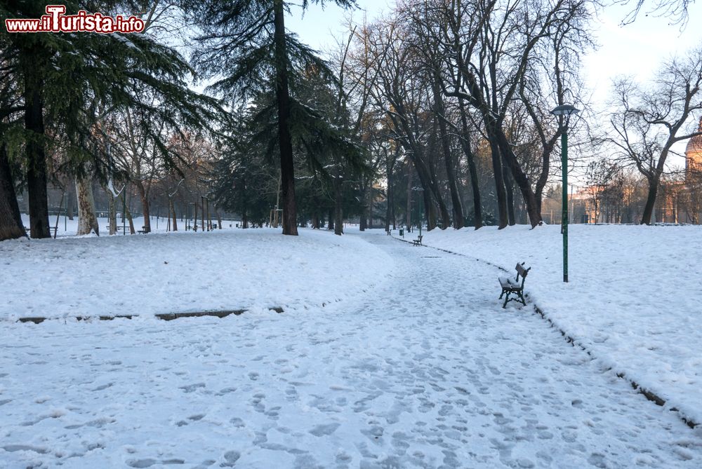 Immagine Una nevicata imbianca i Giardini Margherita in centro a Bologna, Emilia-Romagna