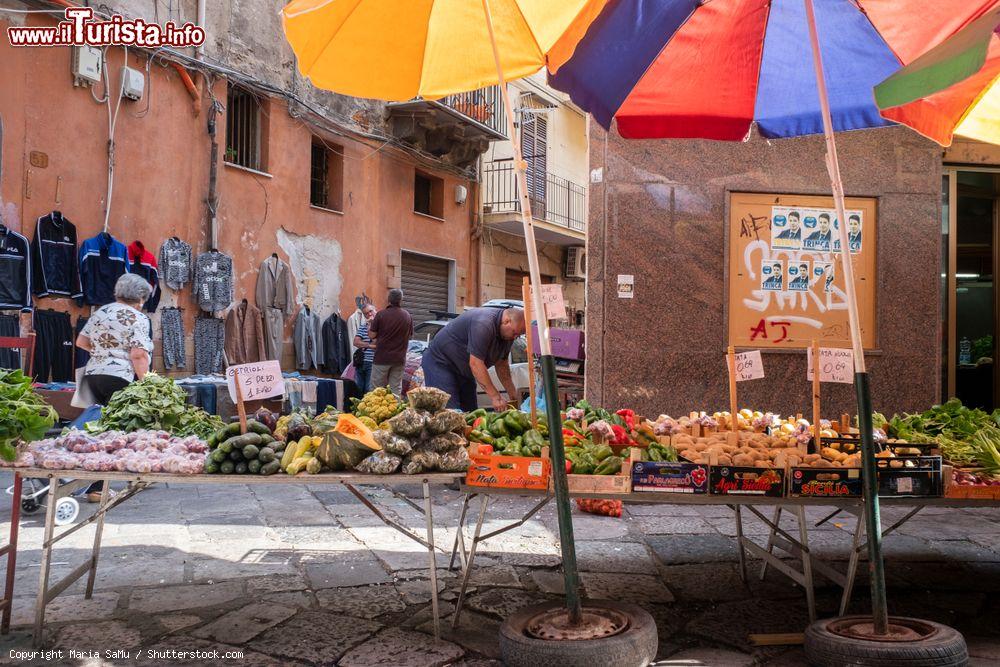 Immagine Frutta e verdura esposte nel mercato di Ballarò a Palermo, Sicilia - © Maria SaMu / Shutterstock.com