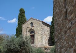 L'antica chiesa di San Salvatore sull'Isola Maggiore del Lago Trasimeno, Umbria - © CarloDG / Shutterstock.com